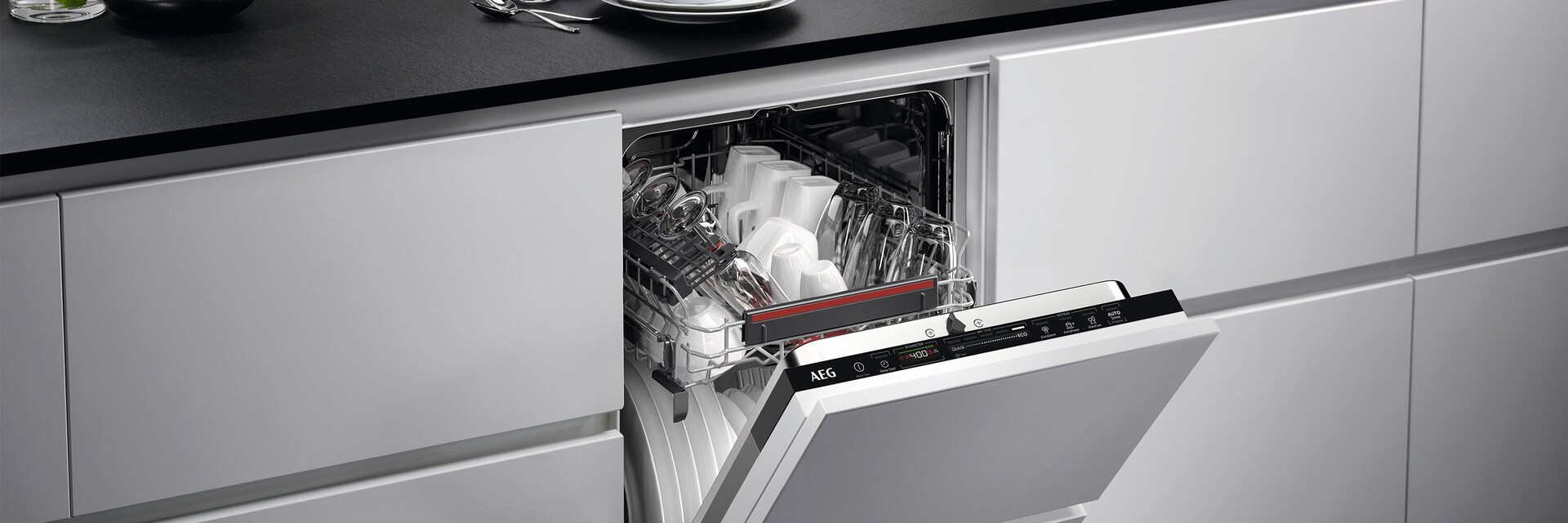 Een witte keuken met een kleine inbouw AEG vaatwasser die open staat